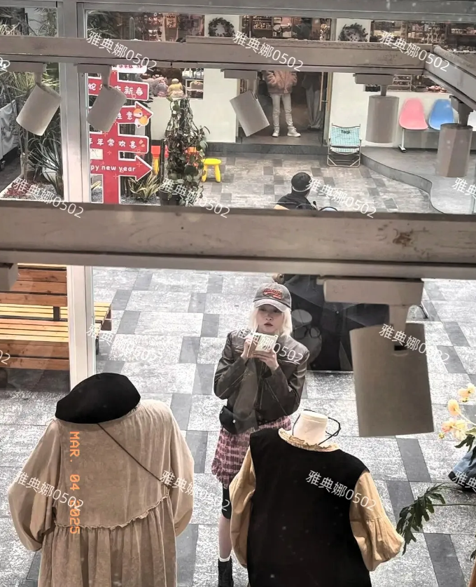 关晓彤颜值跌了好多，新剧她以白化病角色造型亮相，虽然染了白发但又高又壮又黑的她一