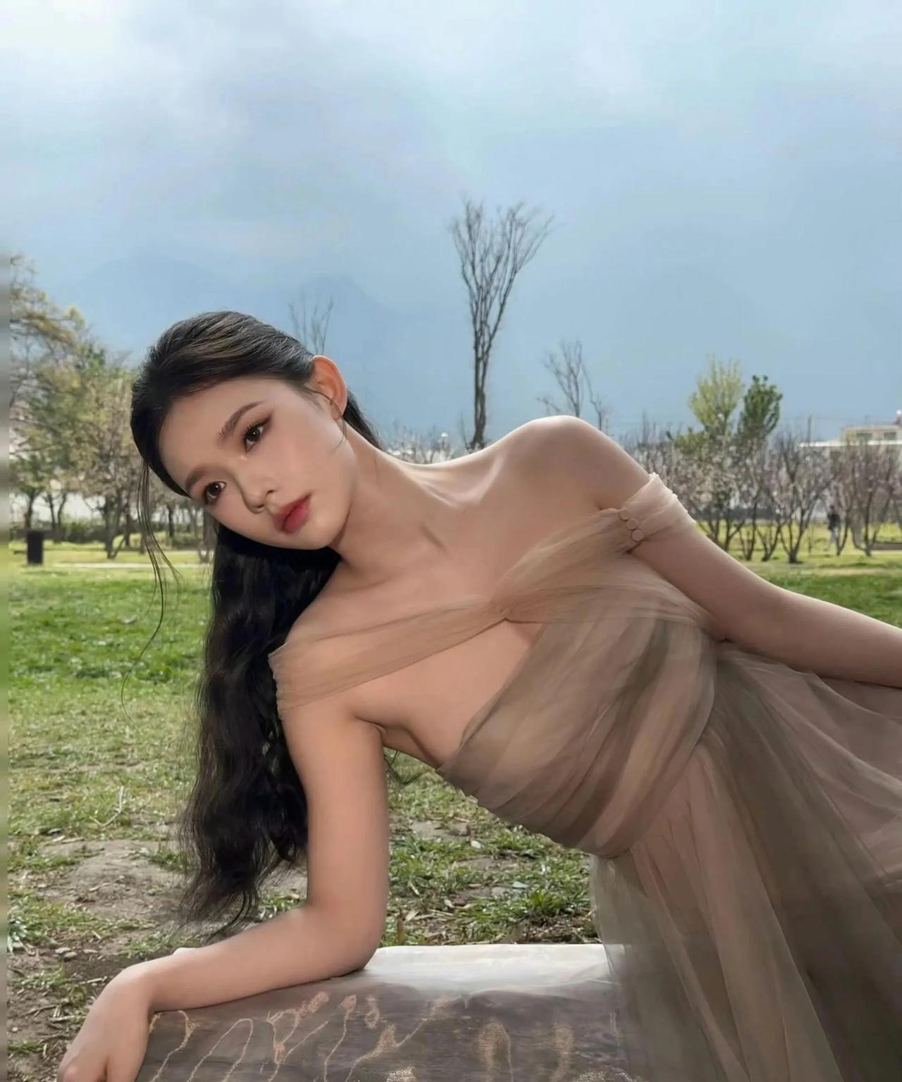 林允怎么突然走向这种风格了！感觉她可以成为美妆博主了！每次妆造好出圈，她是有辨识