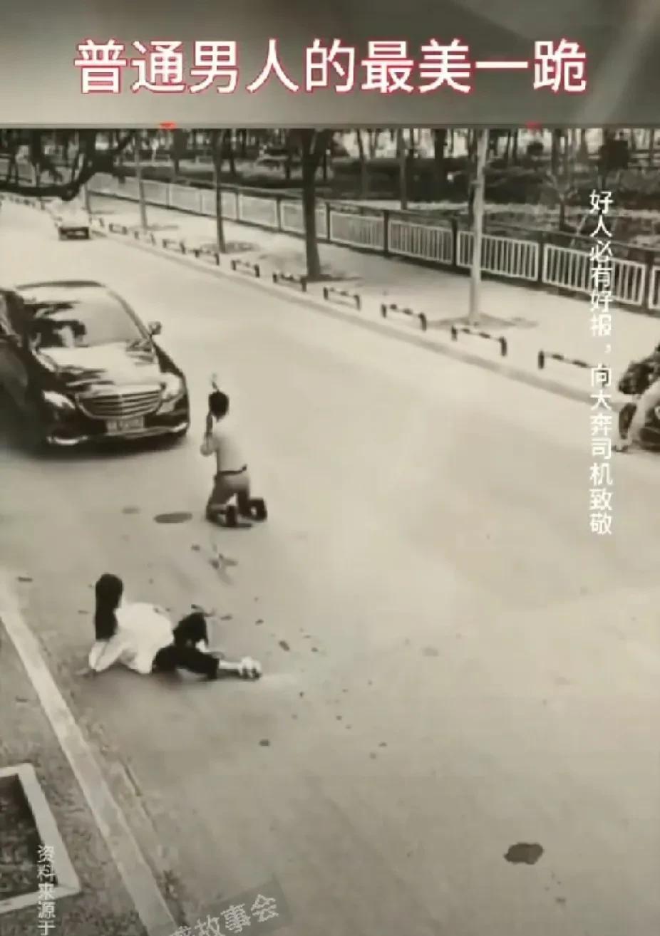 丈夫这一跪，
感动了无数的人
老公和怀孕的妻子正在散步，突然肚子剧烈疼痛 感觉就