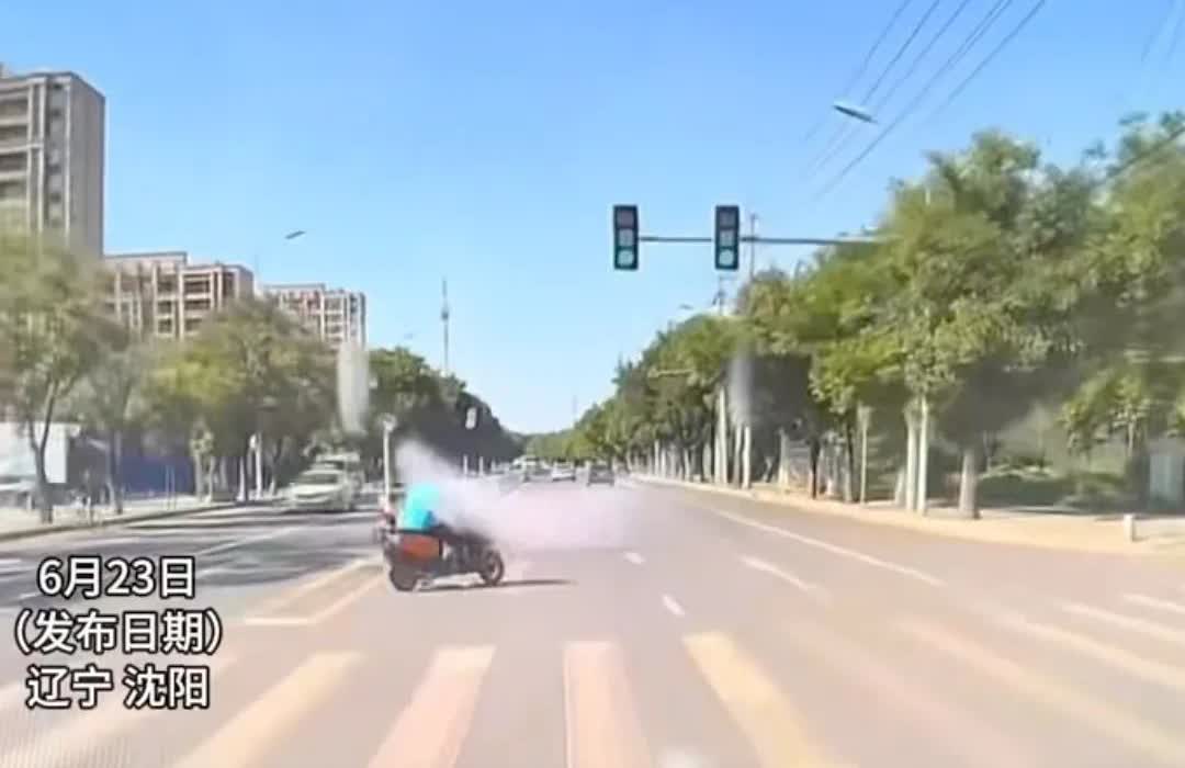 沈阳男子闯红灯过马路，与救护车相撞，被推行5米远！千万不能闯红灯，谁闯谁受伤。
