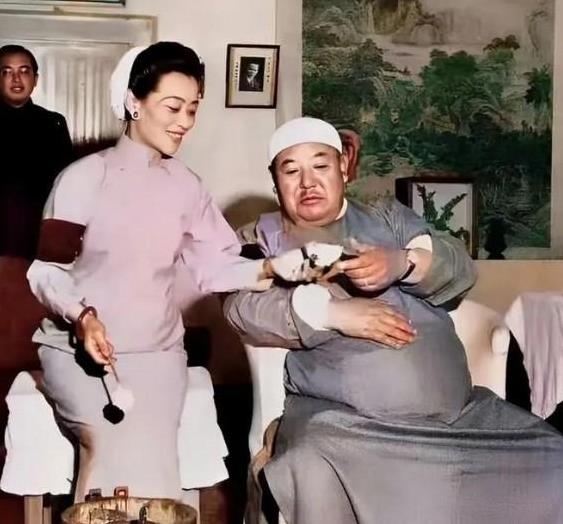1956年，逃往美国的“宁夏皇帝”马鸿逵，从四姨太手里接过酸奶。300斤的马鸿逵
