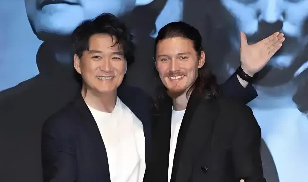一觉醒来，周华健成了全国最大笑话！
不是他犯错被抓包，
也不是他唱歌跑调，而