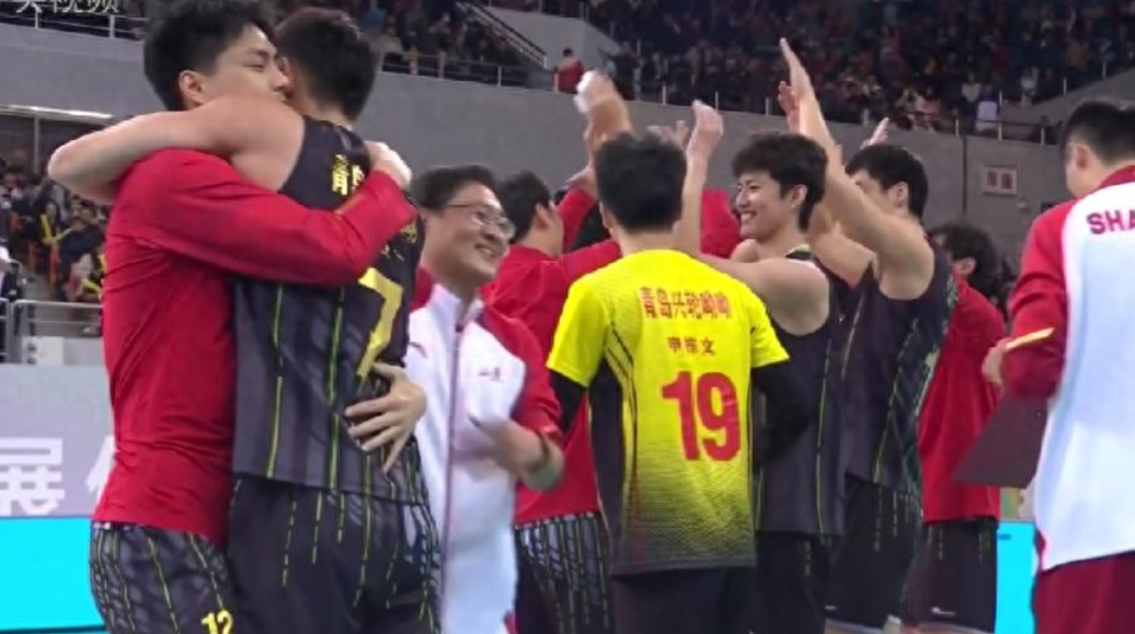 十五运室内排球成人组比赛结束，山东3:0战胜福建，青岛运动员李磊发挥重要作用，这