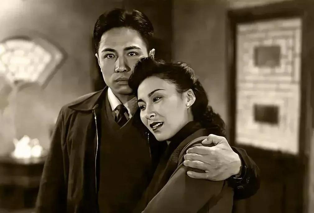 这是1945年上映的老电影《小城之春》的男女主角，女主角好像是白杨，英俊的男主角