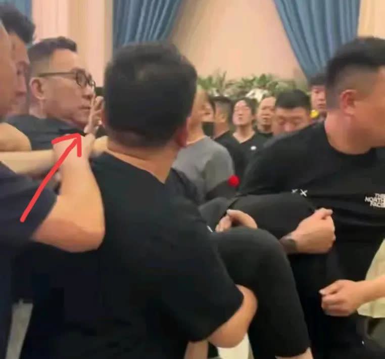 原来我们都误会杨议了！
杨议在父亲丧礼上晕倒，被人抬去休息了。
我特地去查了