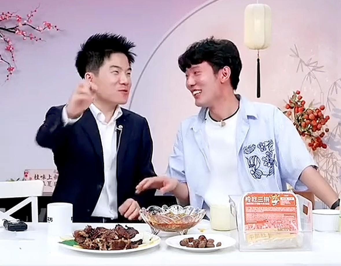 哈哈哈哈，笑不活了，昨晚宇辉和鹏鹏一边喝8+1，一边蛐蛐汉森，原来不止我们看到汉