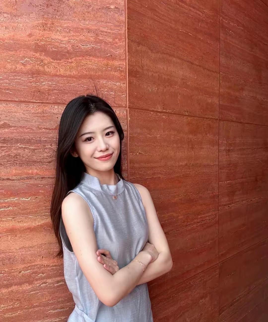 优雅气质，红墙映衬下的美丽瞬间