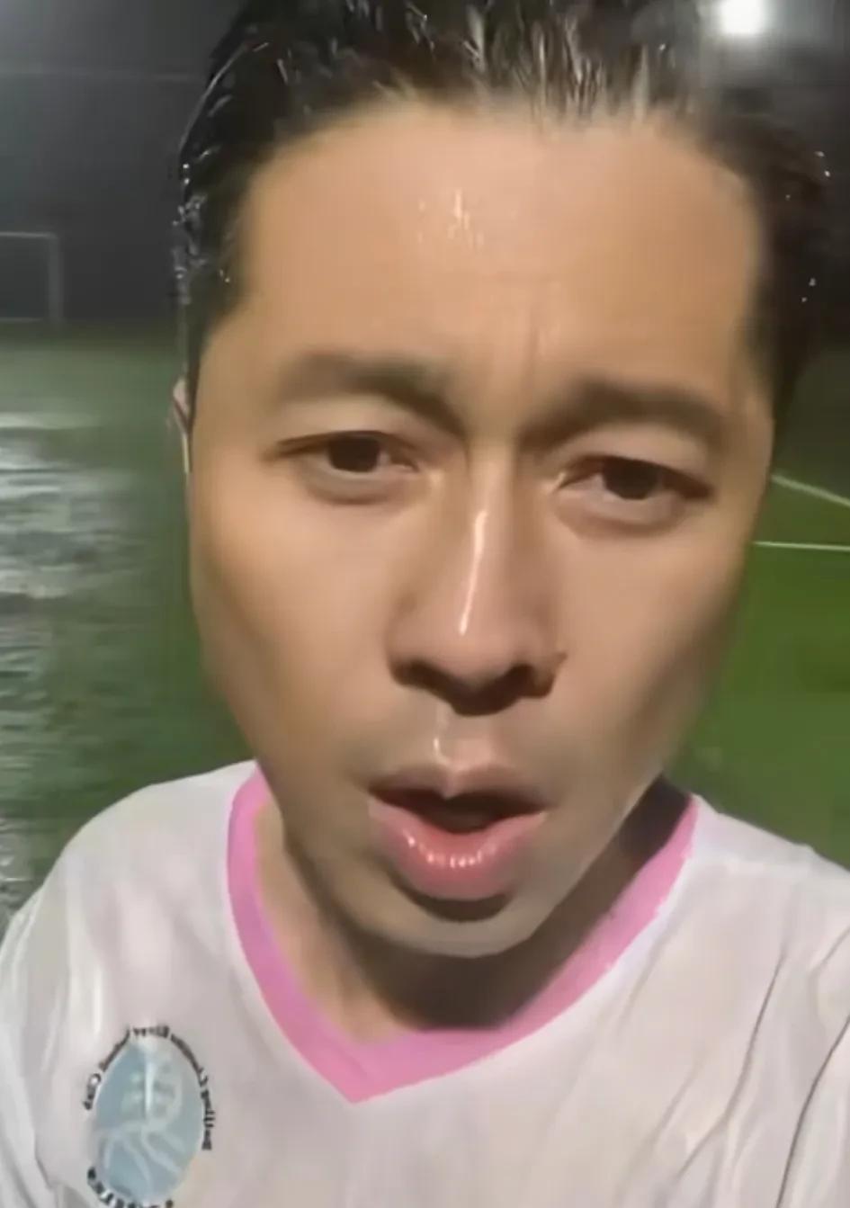 北京下大雨，42岁王雷坚持和队友冒雨踢足球，头发衣服都淋透了，穿着湿掉的球服还不