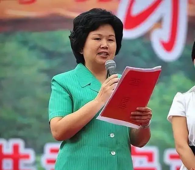 中央电视台新闻联播主持人邢质斌出生于一个教师家庭。关于其父母，她的父亲曾是教师。