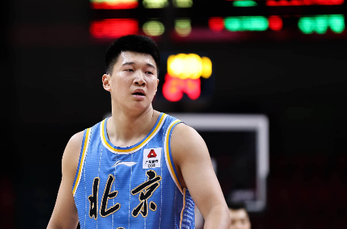 许利民乐了！
中国男篮对阵波黑男篮的第二场比赛，雷蒙登场后在边线连续命中3个空位