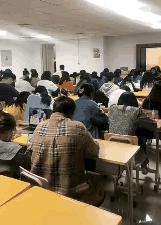 家长们认清现实吧！现在的野鸡大学都是这么上课的。花了那么多钱，孩子在学校到底学到
