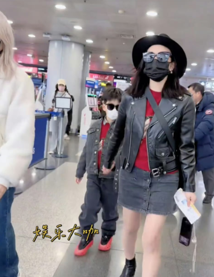 大家发现没有
带孩子的基本上都是陈妍希
离婚后陈晓基本上完全退出了陈晓和陈妍希的