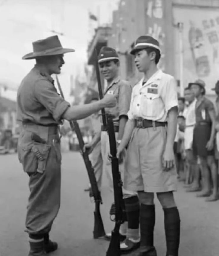 1945年9月，新加坡，英军返聘已经投降的日军，用来维持当地治安，虽然当时日军已