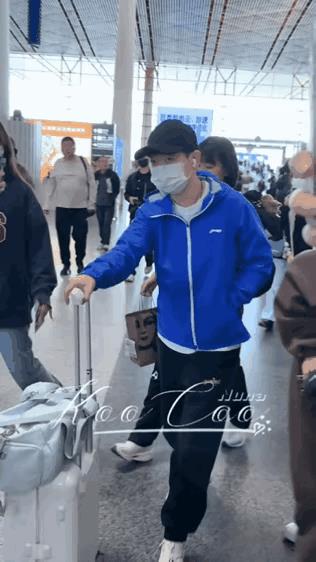 今天国乒团队去成都封训，莎莎戴上帽子很显小，还是第一次见她戴帽子显得干练精神。王