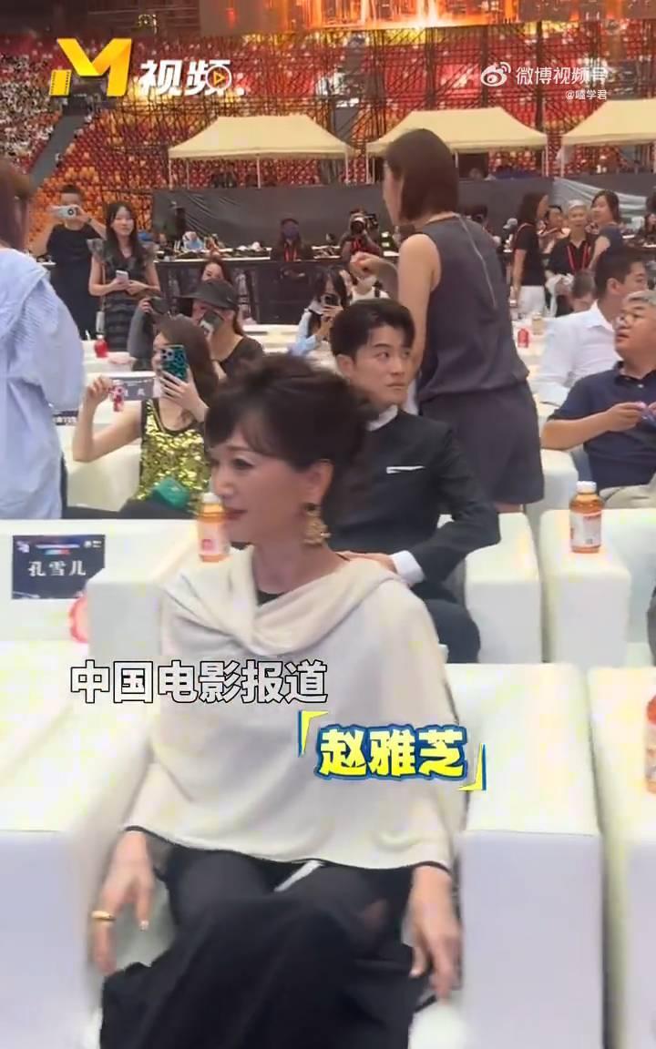 内场嘉宾陆续就坐。
中国电影报道。
蒋勤勤、马丽、赵雅芝、徐帆、任达华、张颂文、