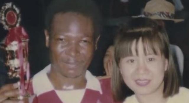 1996年，母亲以死相逼，父亲一夜之间白了头，依然没能阻止清华才女王丽红远嫁非洲
