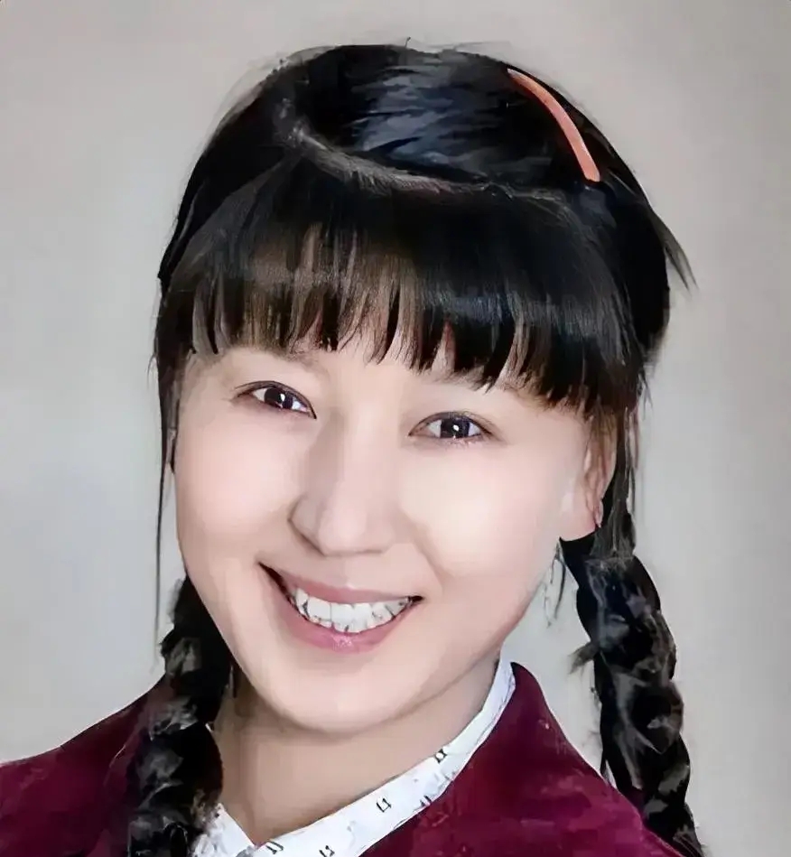 闫学晶“哭穷”风波这件事最刺痛人的地方，不是“富有”，而是“失察”。