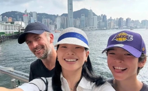超模吕燕一家三口度假，大20岁法国老公露脸，13岁混血儿子又高又帅！