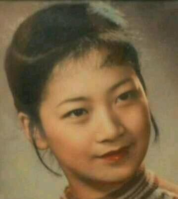 1959年，16岁的女演员左大玢拉着毛主席的手数起了螺。然而在认认真真地数完后，