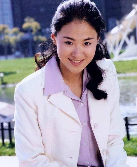 当年，沈傲君准备和同居6年的男友聂远结婚，却不想就在她准备结婚事宜时。不料聂远已