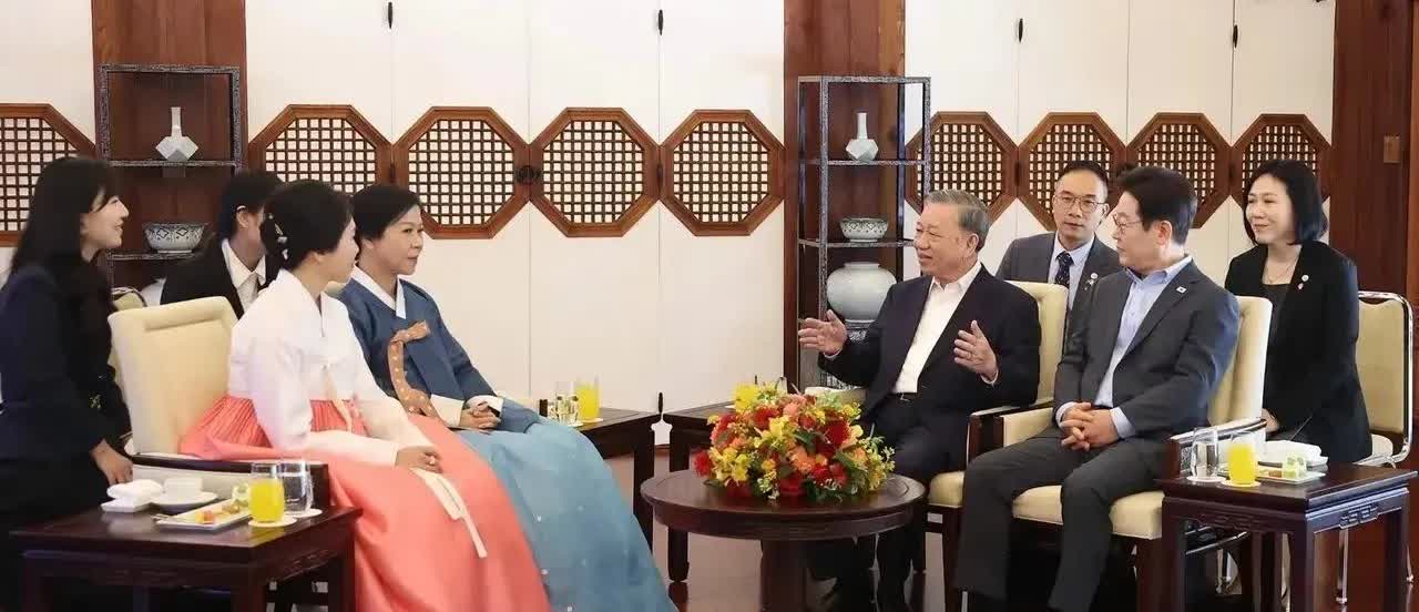 越南这国际地位真是蹭蹭蹿
       这几天，越南一把手苏林携夫人吴芳璃到访