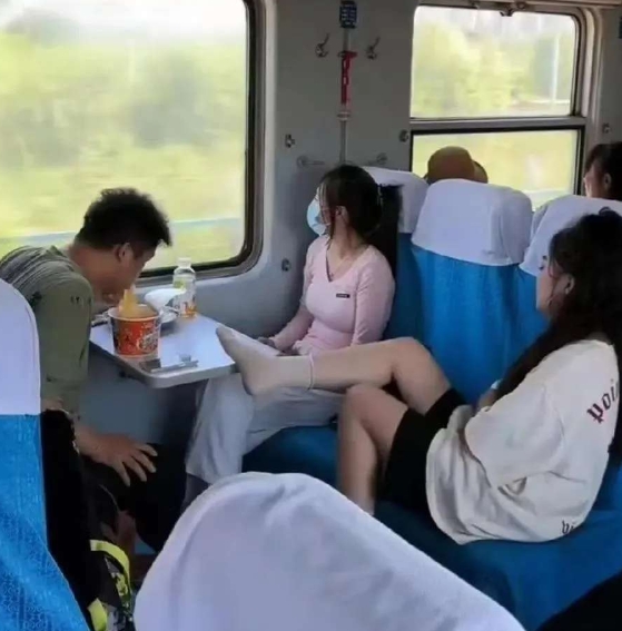 脚都快伸到碗里了，真佩服这哥们竟然还能吃得下！如果你碰到这样的人，你该怎么办？