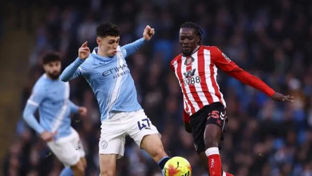 杀疯了！曼城 3-0 血洗桑德兰追至距榜首 2 分，迪亚斯世界波 + 谢尔基插花脚秀翻全场！