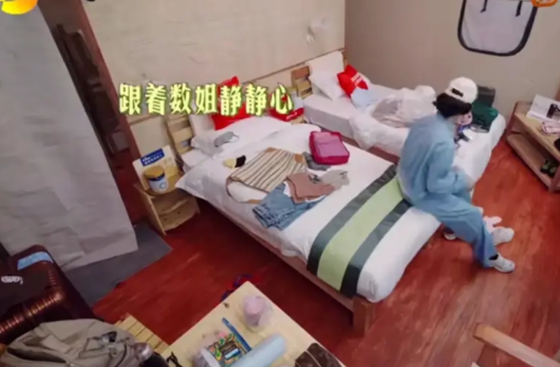 那英说话真的很容易让人不舒服。
她和陈数同住一屋。听到陈数手机里放的音乐，那英来