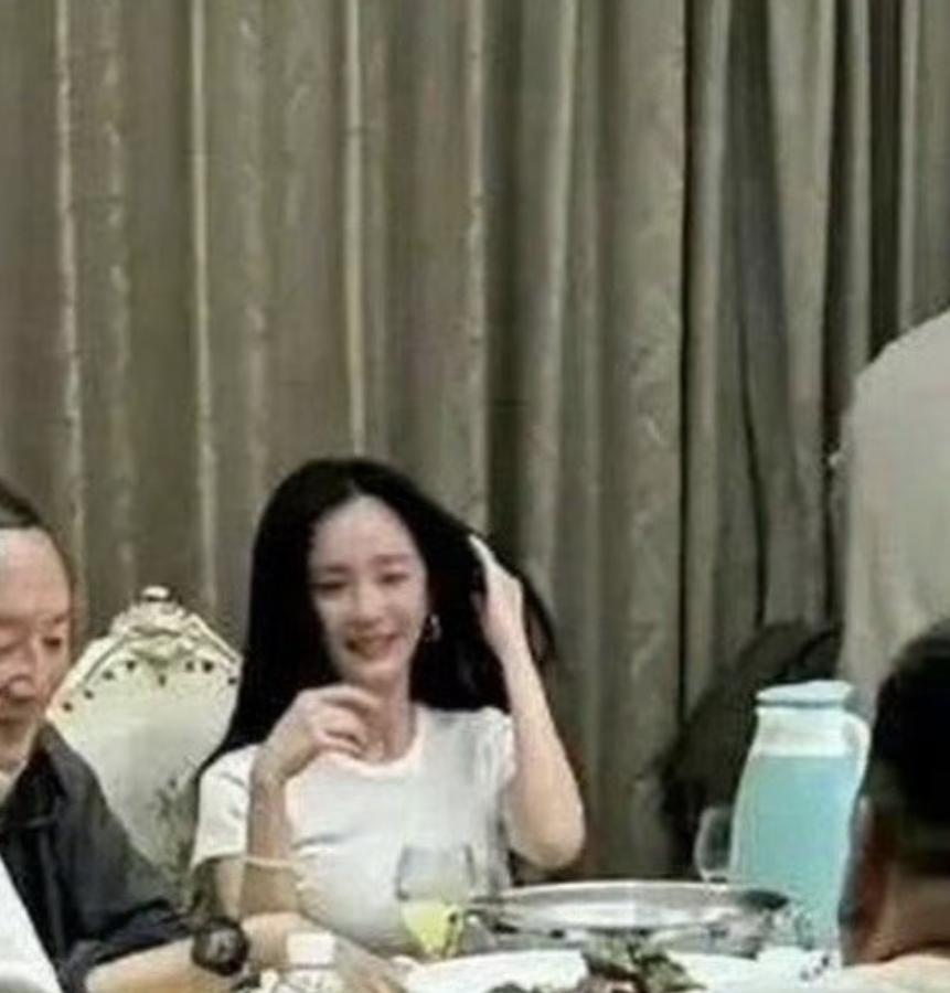 近日，“杨幂素颜聚餐照”登上热搜。其实这是2023年她拍摄《哈尔滨1944》时的