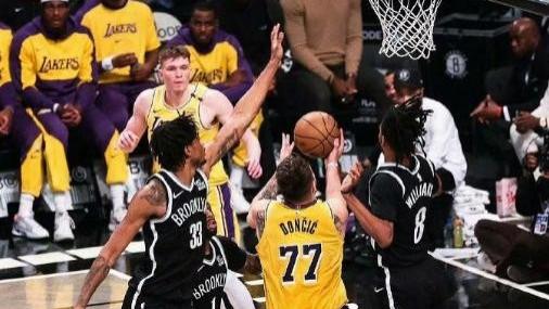 东契奇空砍22+12+12，湖人第三巨头下滑