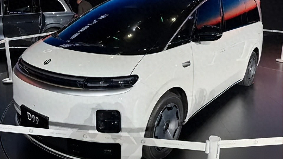 零跑首款MPV车型亮相，外观造型沉稳大气，增程+纯电动力