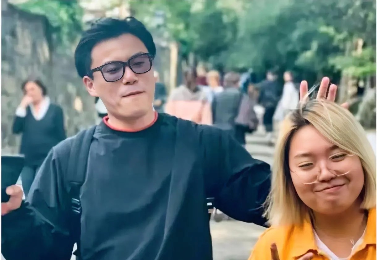 终于知道了！
为什么老谢要公开李雪琴公司账务信息了，不是因为李雪琴过河拆桥，也