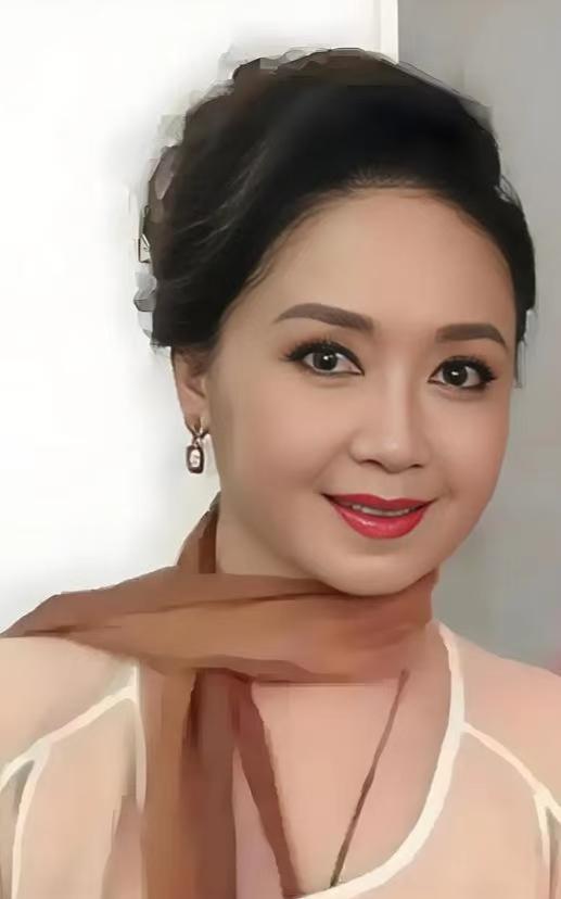 魏慧丽，1953年生于山东济南，国家一级演员 。9岁考入山东省戏曲学校，主攻花旦