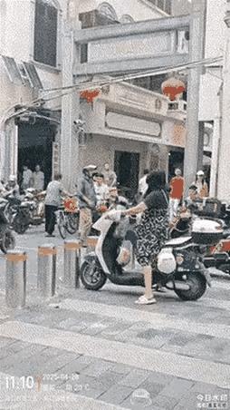 我敢说，动图中的小妹妹一辈子都会生活在社会的底层，我不是咒她，也不是不怀好意，是