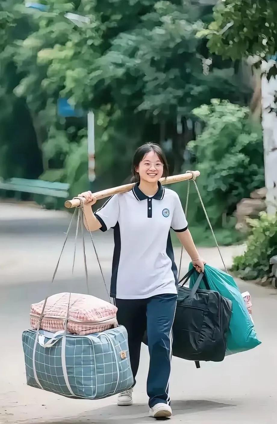 #扁担女孩能为灌阳旅游带来哪些影响#
虽不能在旅游上立即产生多大效益，但主要是扩