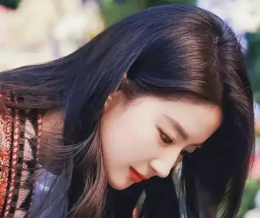 刘亦菲虽有美国国籍，却被中国外交部公开点赞为真正的中华儿女。这事还得从金鹰奖投票