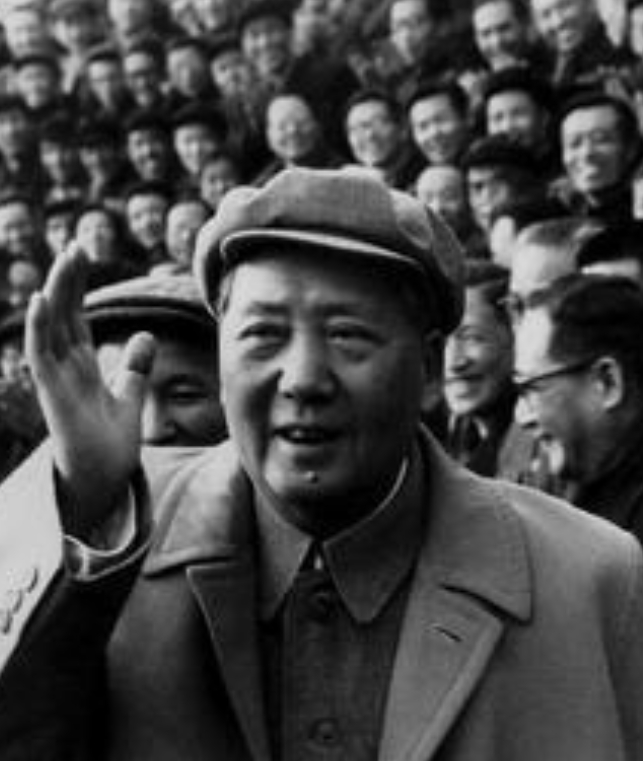 1974年，毛主席路过天安门城楼的时候，望着自己的画像说了一句玩笑话，惹得现场的
