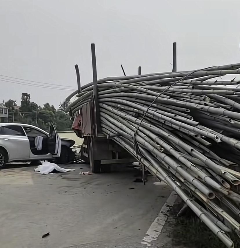 6月26日14时50分许，益阳民兵桥一辆白色轿车占道超车，与一辆拉满竹子的货车迎