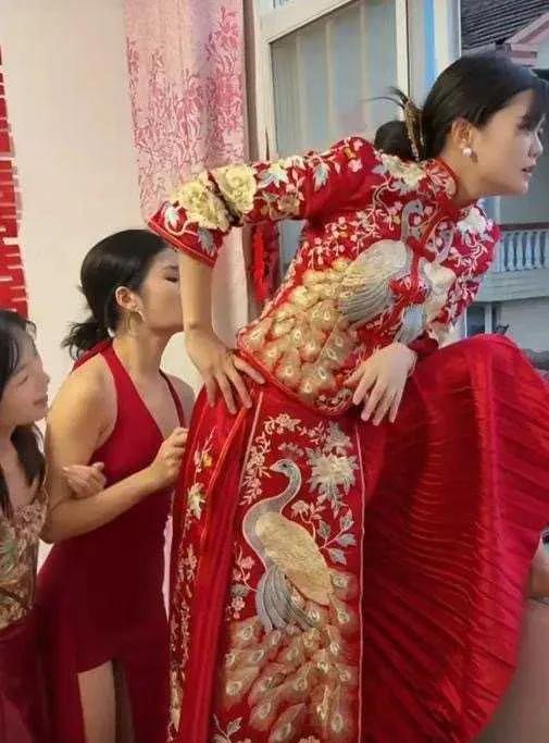 第一次结婚，看着挺着急的！[吃瓜群众]