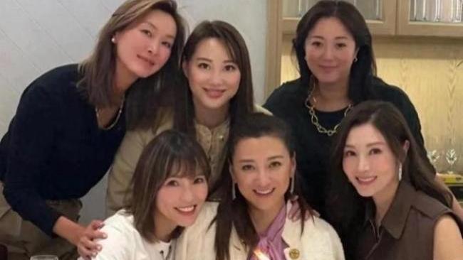 54岁李嘉欣在角落为邱咏贤庆生，容颜依旧，豪门圈潜规则令人心痛