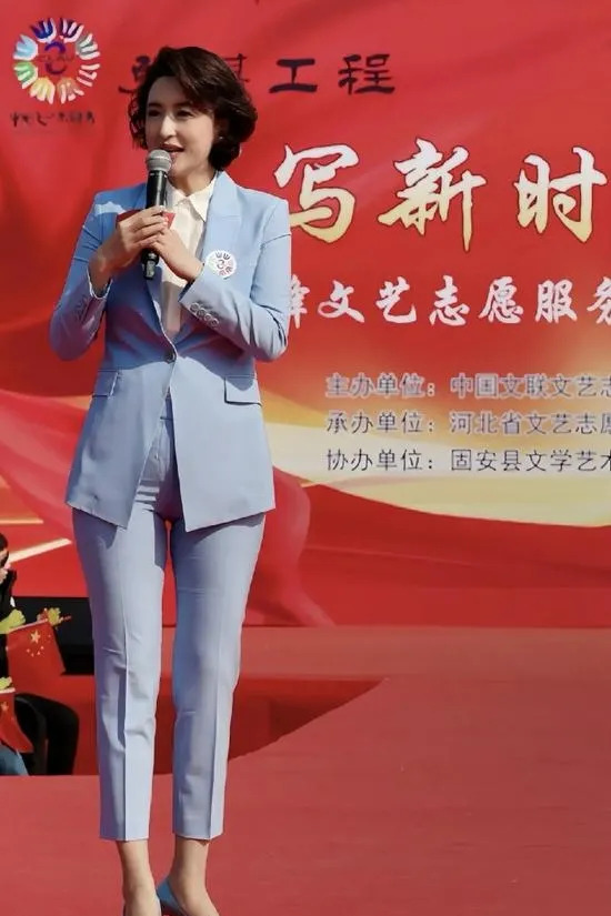 央视主持张蕾和富豪老公











我的天哪！央视主持人张蕾嫁给了身价