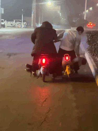 看！喝多了兄弟们还不忘用豪华四轮车送回家[捂脸]