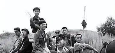 1973年，知青刘朝旭被推 荐上大学，临走时去找队长告别。没想到，在他家窗前，听