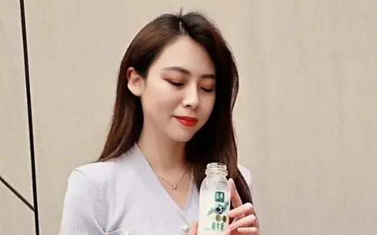 我当了厅长后，同学会被前妻和她的局长老公狠狠嘲讽，结账傻眼了