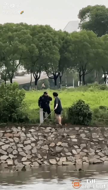 一小伙于河边垂钓，保安前来驱赶。小伙激动地起身与保安争辩，越讲越激动，忽然身体站