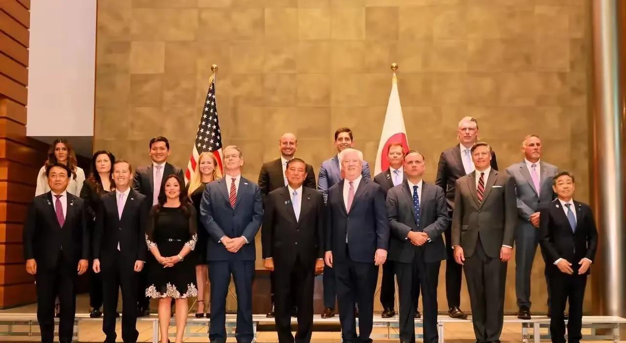 日本首相石破茂会见美财政部长贝森特的大合影中，日本首相石破茂不是很高兴，而美国财