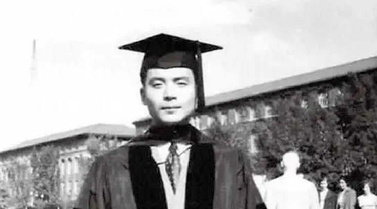 1950年8月，邓稼先获得普渡大学博士学位
邓稼先的优异表现引起了美国的注意，美