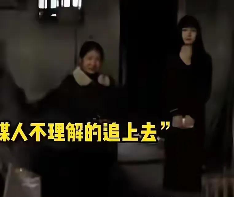小伙去相亲，看到女生肤白貌美大长腿，立即转身就走！媒婆一脸疑惑，追上男生问：“你