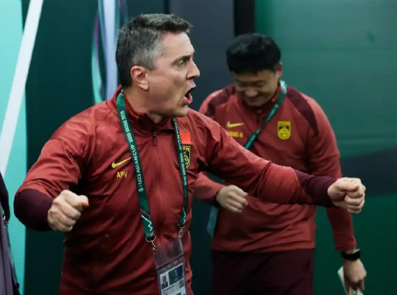 当别人还在嘲笑“打平即出线”是中国足球的魔咒，安东尼奥已经悄悄用一套“苟学战术”