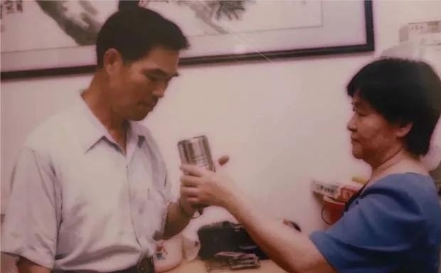 1971 年，23 岁的李玉枝嫁给一级伤残英雄麦贤得。新婚夜，她为何用布条将自己